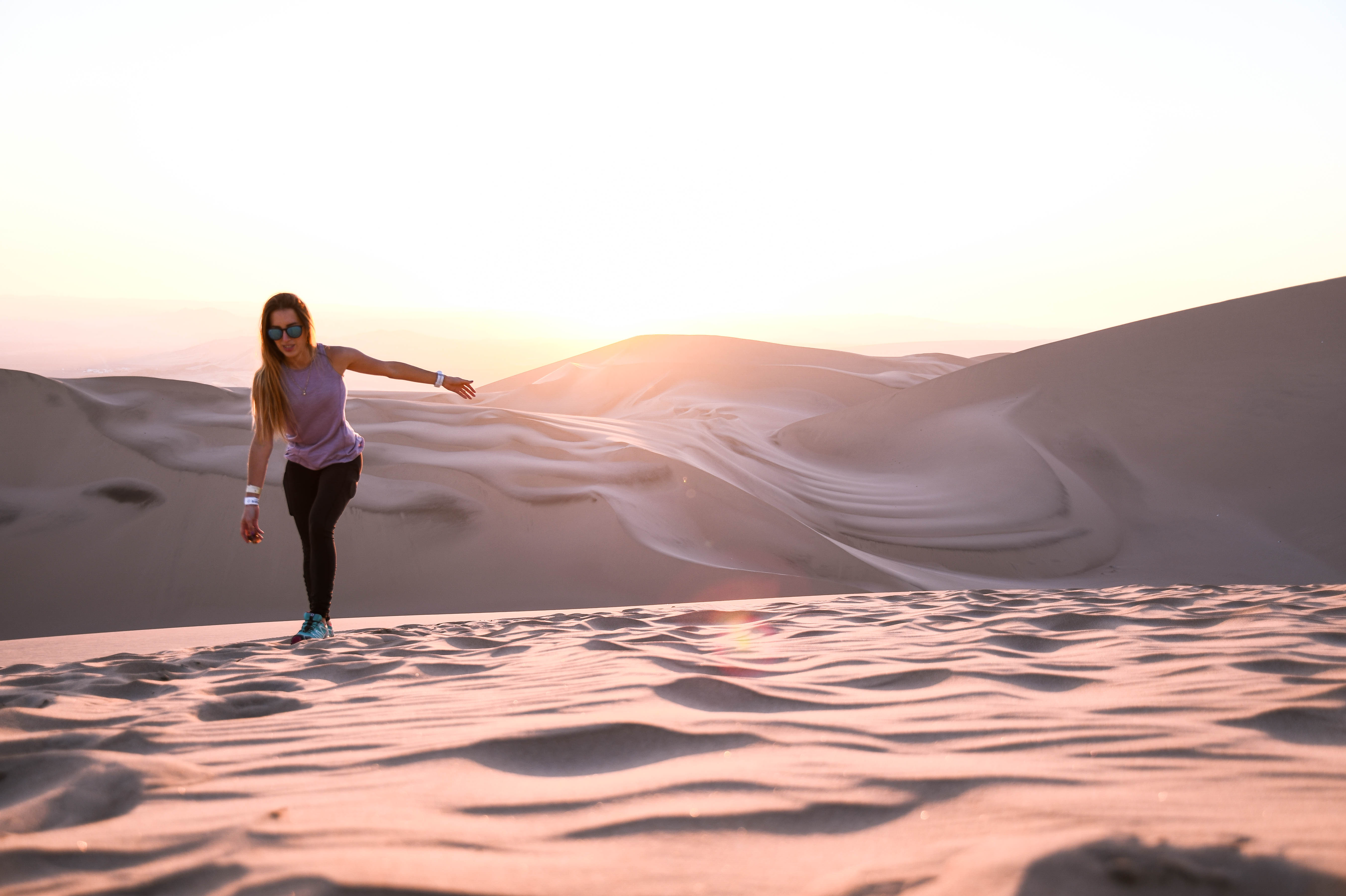 Caminando sola por el desierto de Huacachina