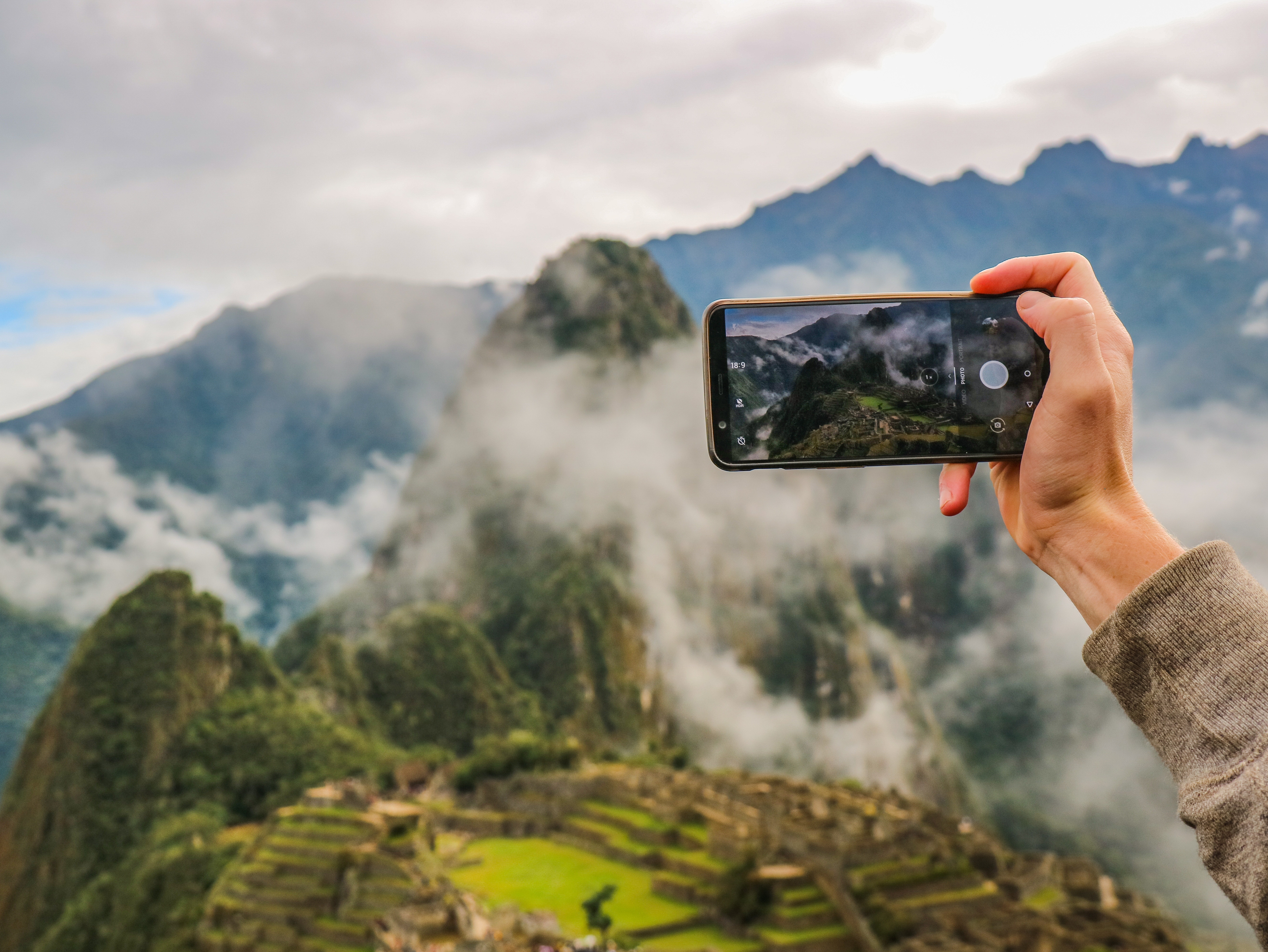 Foto de Machu Pichu en un celular
Photo by Tom Cleary 