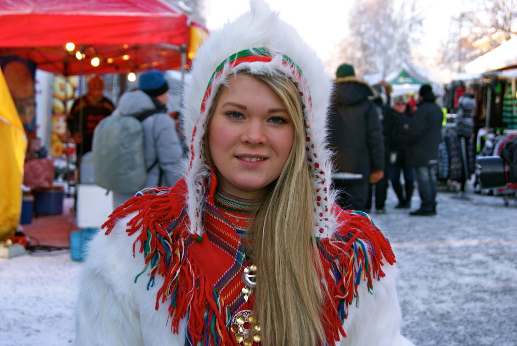 Mujer Sami en Finlandia