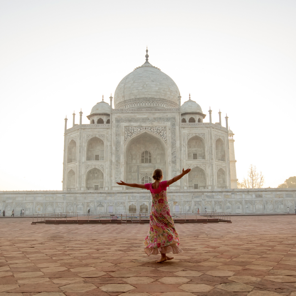 chica frente al Taj Mahal 