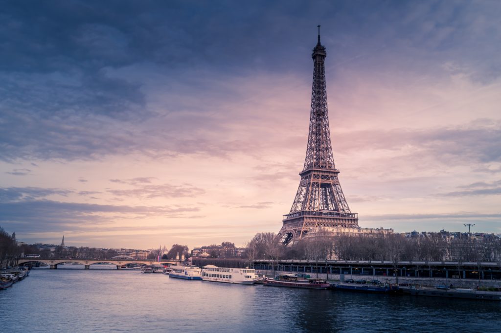 ¿Cuánto cuesta un boleto de avión a París?

